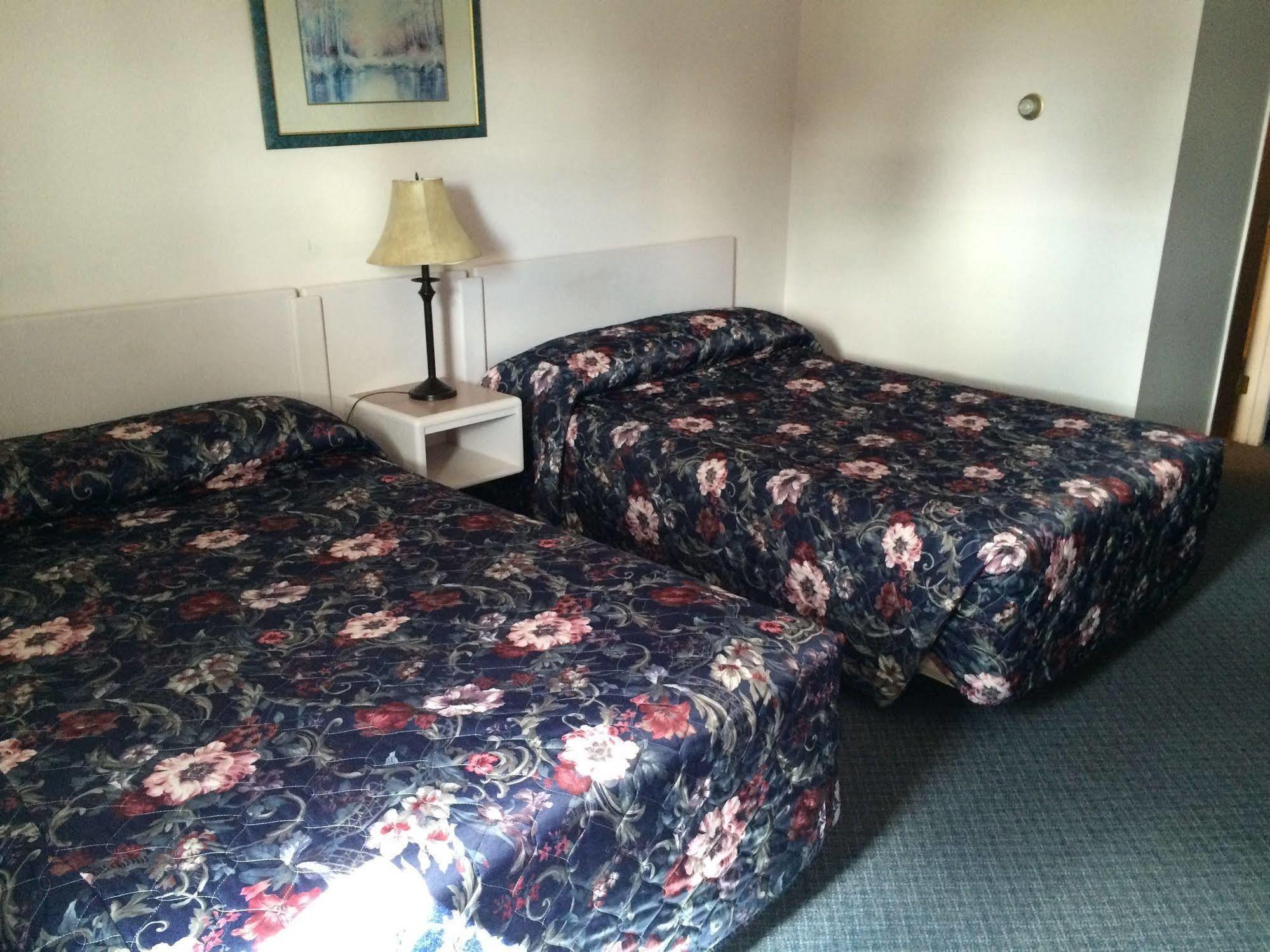 Plains Motor Inn Stettler Екстер'єр фото